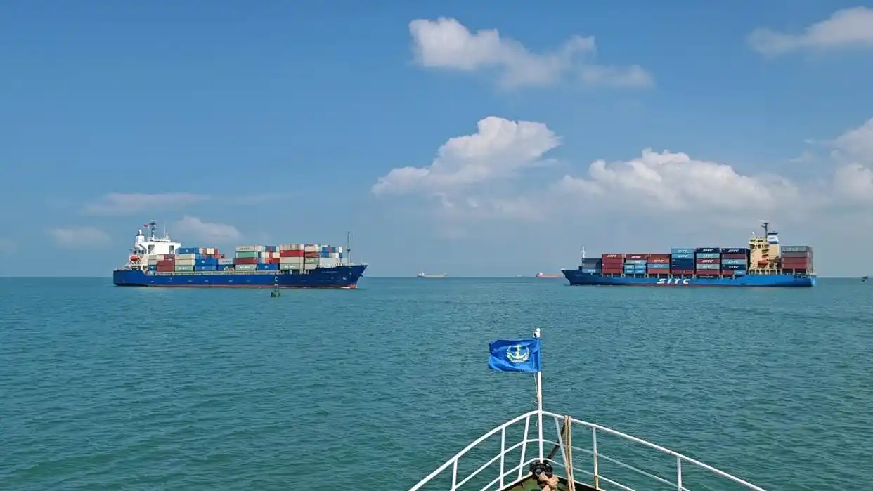 洋浦港实现万吨级船舶双向通航，货物周转效率显著提升