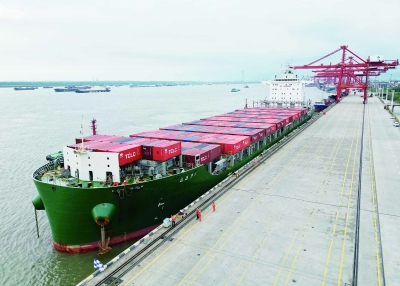 南京港乐成靠泊最大内贸集装箱船 "江远集2"轮，，，为客户带来全新物流体验