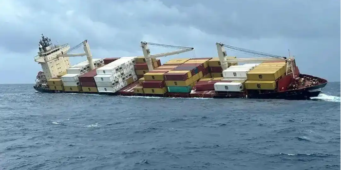 集装箱船遇险淹没，，数百个集装箱坠海