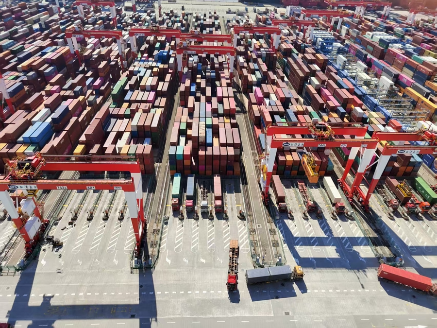 洋山港吞吐量立异高，，，上海港稳居全球第一彰显外贸“硬实力”