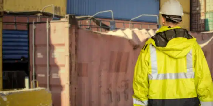 有什么原因导致海运集装箱运输途中损坏？？？